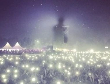 Τοξικό νέφος «εξαφάνισε» διάσημο τραγουδιστή την ώρα που έδινε συναυλία (φώτο)